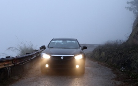 Đi xe an toàn khi trời nhiều sương mù