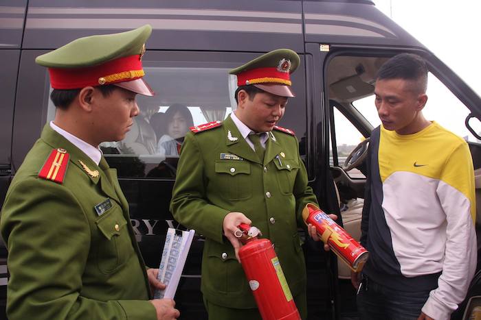 Thông tư 57/2015/TT- BCA về Trang bị phương tiện phòng cháy chữa cháy trên xe ô tô