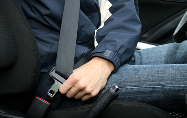 Tại sao bạn phải thắt dây an toàn khi đi ô tô?