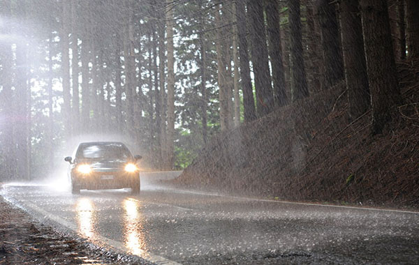 Lái xe gặp mưa lũ lớn phải làm thế nào?