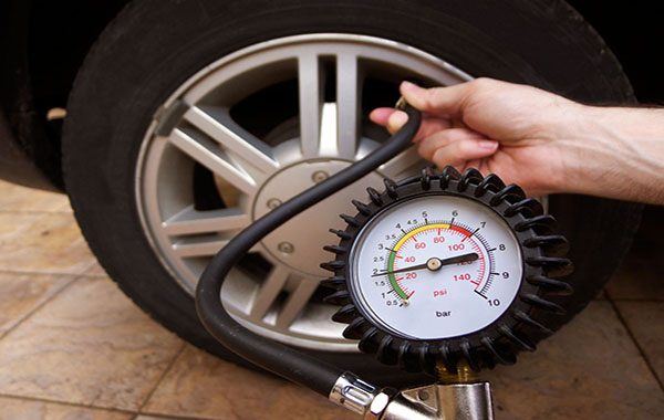 Cách kiểm tra áp suất bảo quản lốp xe ô tô