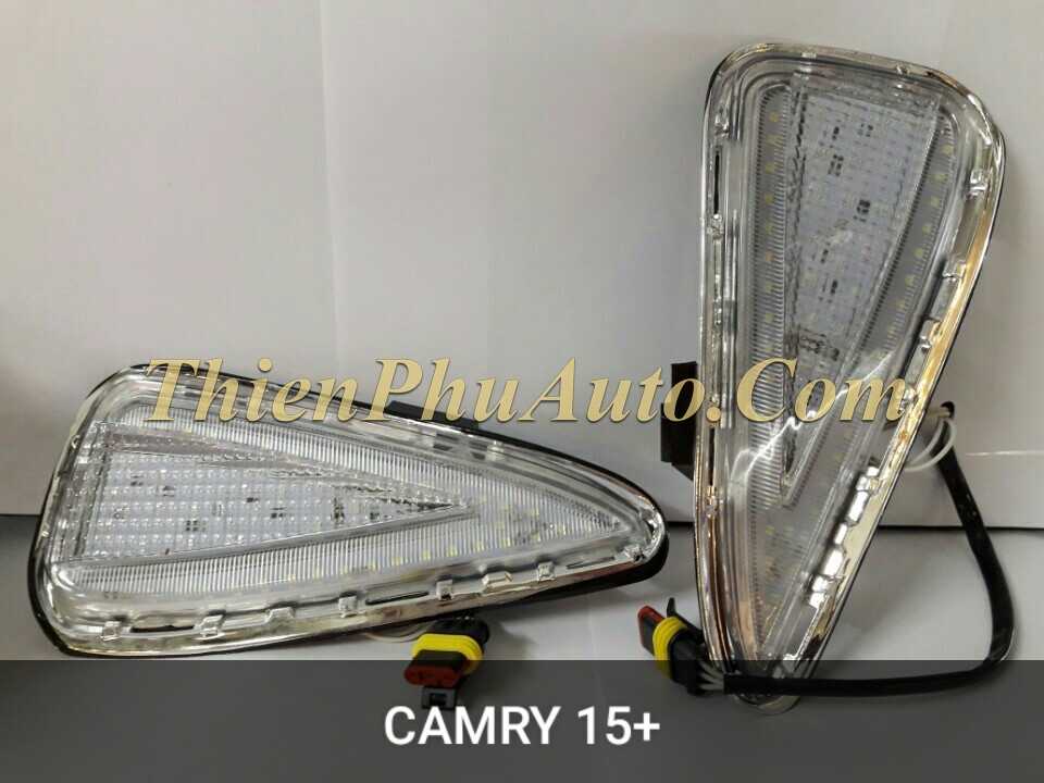 Ốp đèn gầm Toyota Camry  2015 -2017 , có đèn Led ban ngày trắng, có đèn Led theo xi nhan vàng