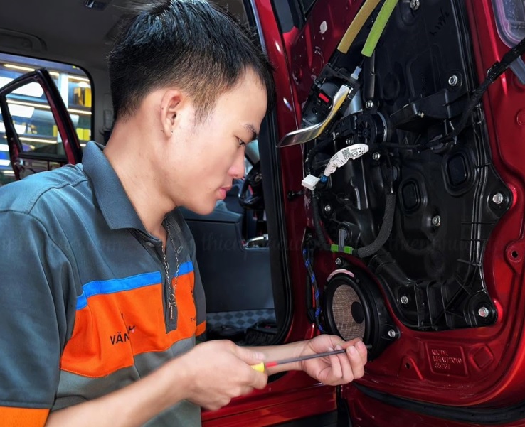 Thợ thi công tại Thiên PHú Auto