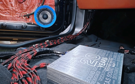 Rockpower R12.10 lắp xe v&agrave; loa cửa