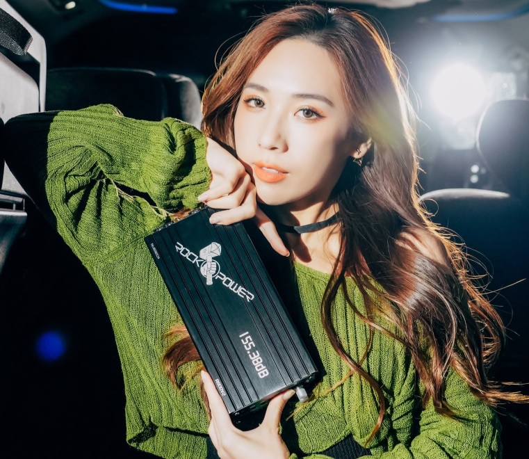 Người mẫu cầm Rockpower R800 V2