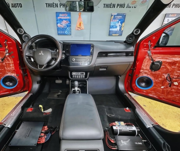 Rockpower R800 V2 lắp tại Thi&ecirc;n Ph&uacute; Auto