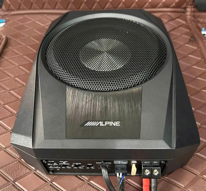 cận cảnh bộ loa lắp ở gầm ghế