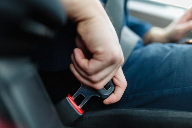 Hướng dẫn cách thắt dây an toàn đúng cách khi ngồi trên ô tô