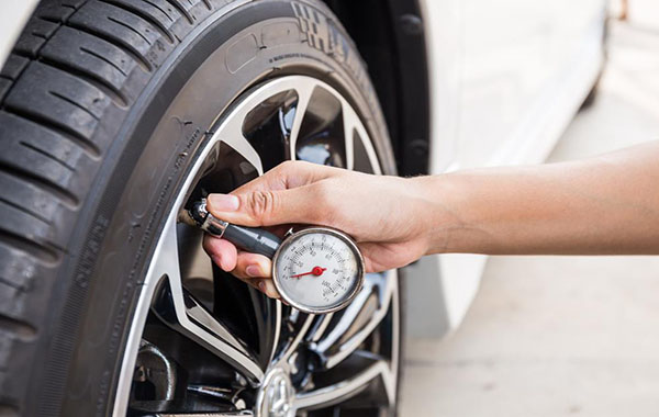 Các bước kiểm tra áp suất lốp ô tô mang lại an toàn