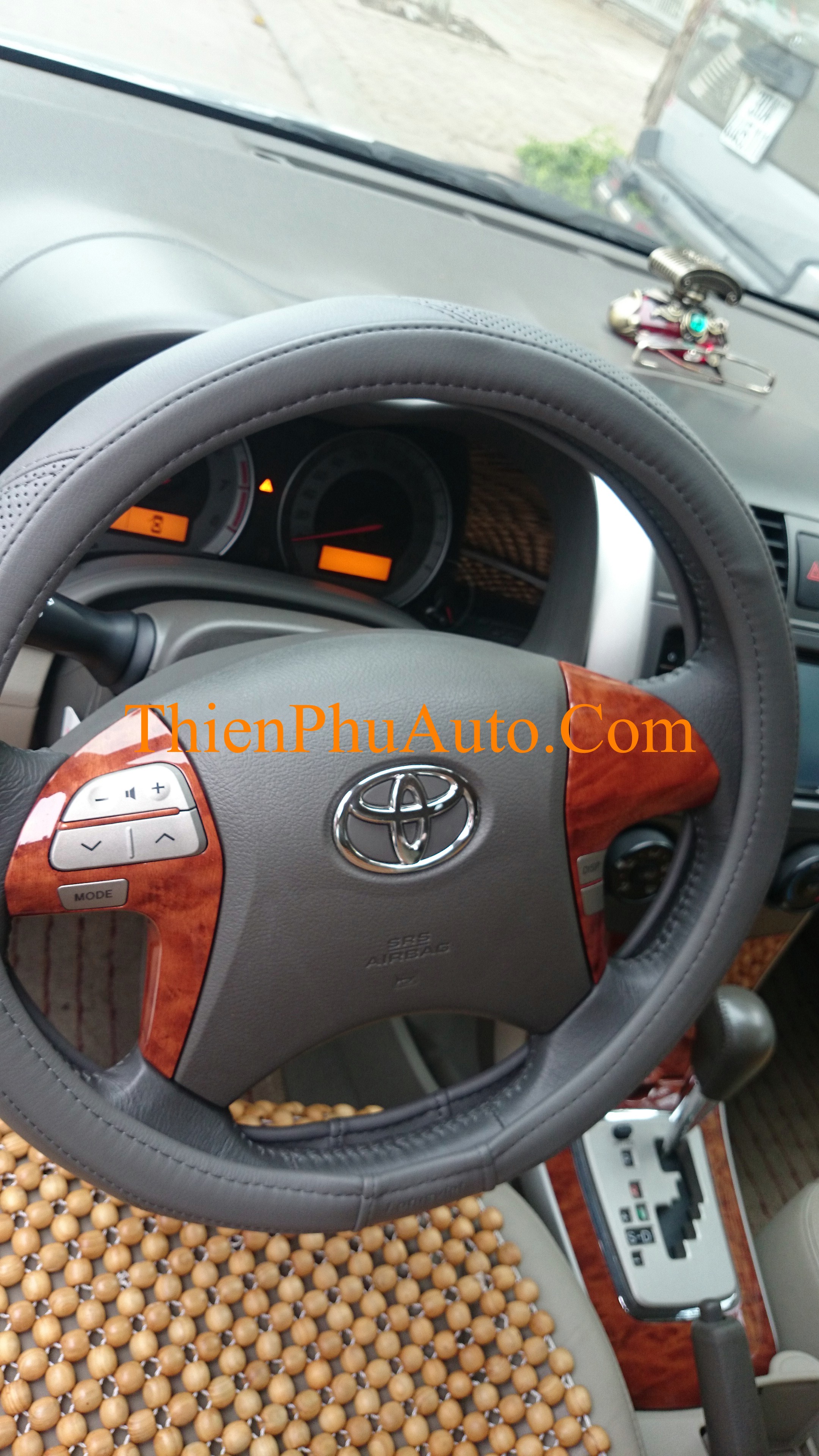 Ốp vân gỗ tay điều khiển vô lăng ô tô xe Toyota Altis Corolla