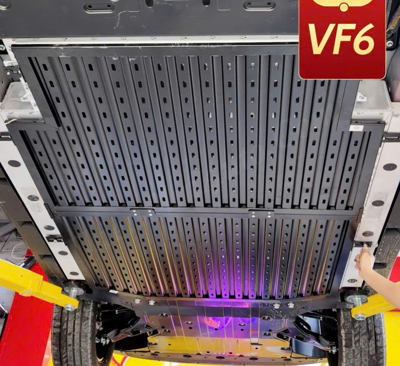 Ốp bảo vệ pin Vinfast VF6 - Tấm thép chống xước pin, nặng 26kg, chống sập gầm, giữ bảo hành hãng